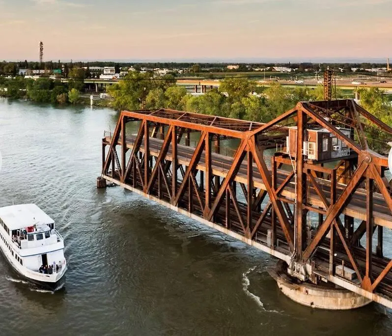 Cozy Downtown Gem: Near Attractions & Universities Sacramento