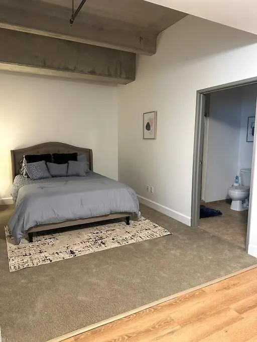 Cozy Downtown Gem: Near Attractions & Universities Sacramento 0*,